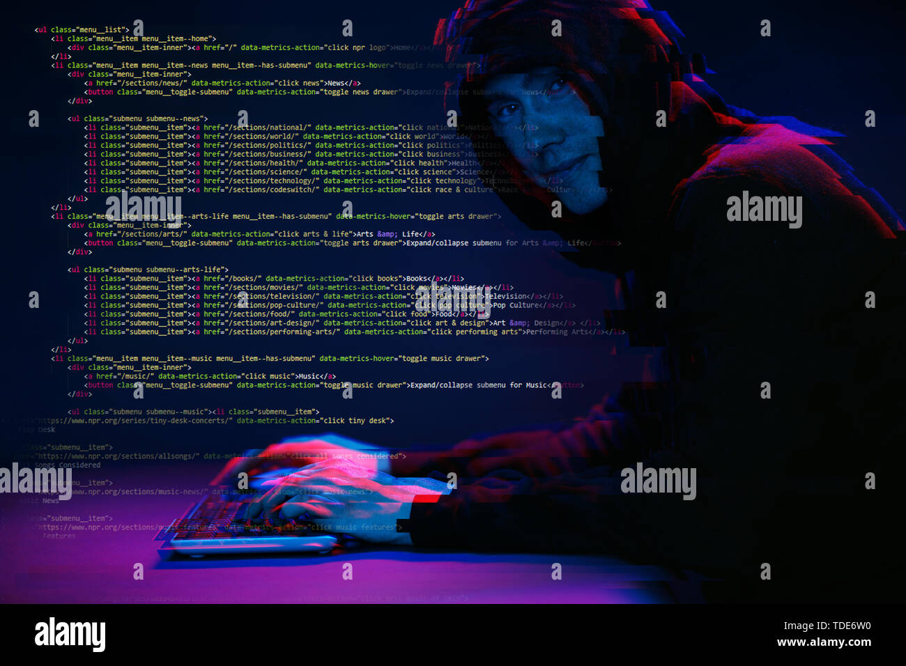 Hacker arbeiten mit Computer im dunklen Raum mit digitaler Schnittstelle um. Bild mit glitch Wirkung. Stockfoto