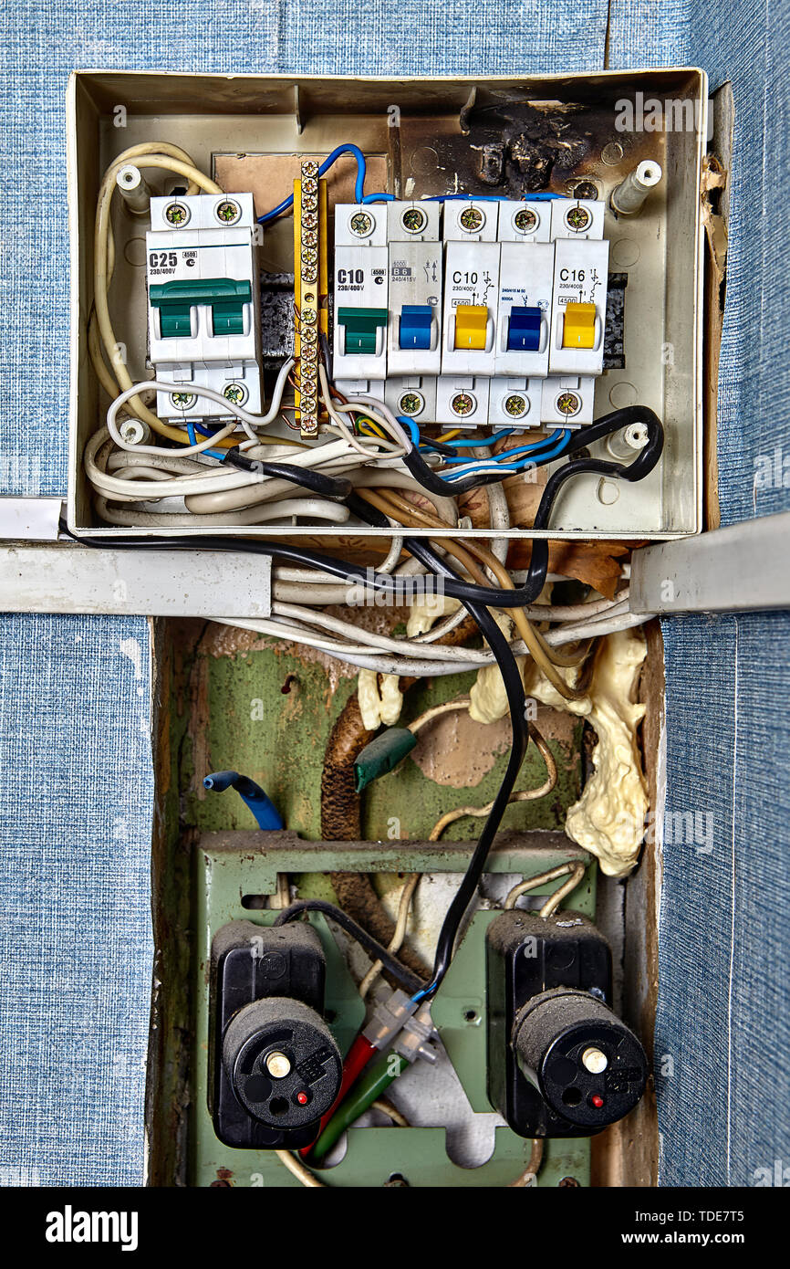 Durchgebrannte Sicherung. Sicherungen und Leistungsschalter sind  Sicherheitseinrichtungen in elektrische Anlage gebaut. Wenn kein  Leistungsschalter ein Kabel mit einer Leistung würde Stockfotografie - Alamy