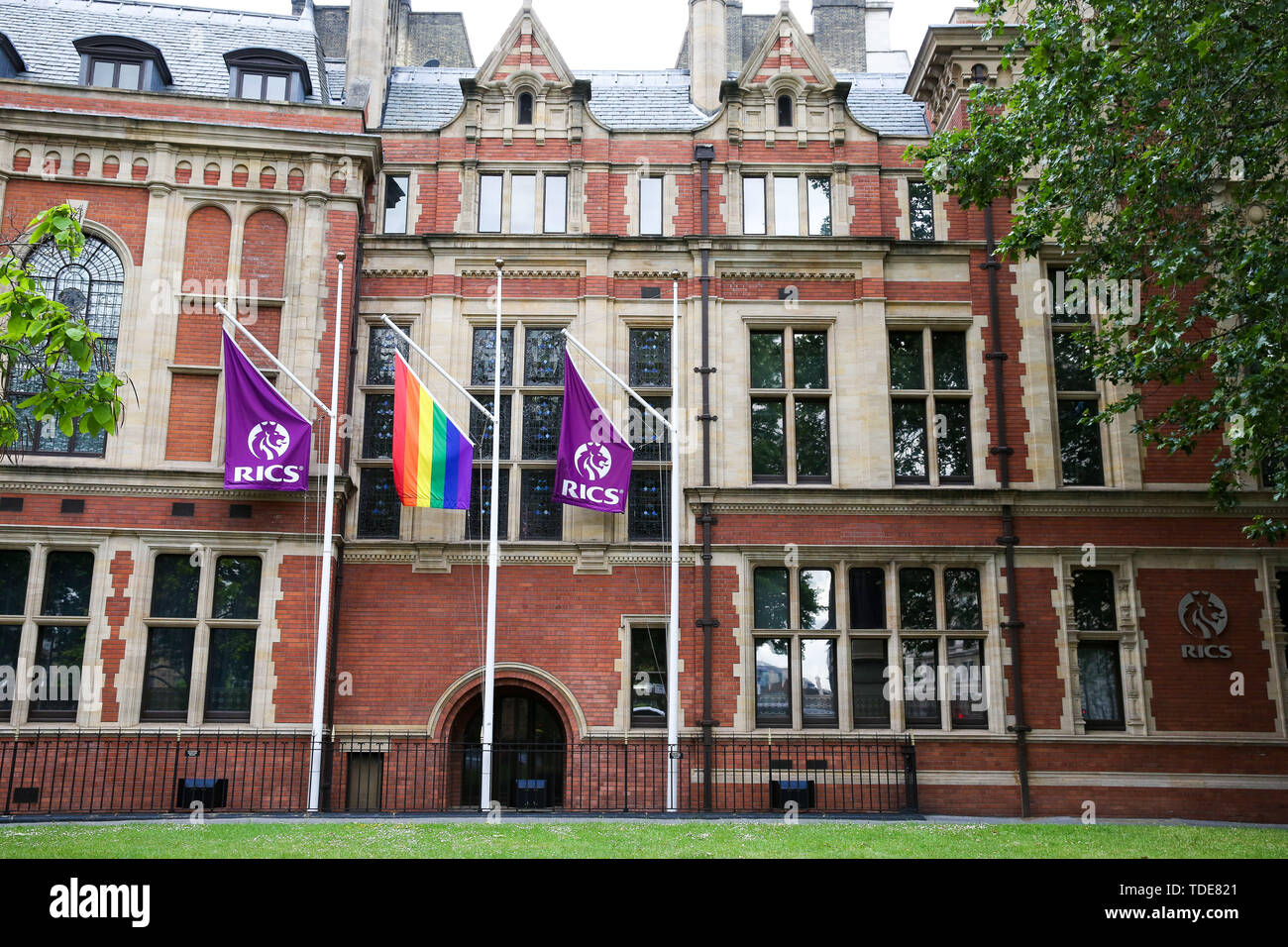 Ein Stolz Flagge hängt in zwischen RICS flags außerhalb der Royal Institution der Chartered Surveyors (RICS) Gebäude in London, in der Feier des Stolzes in London im nächsten Monat. Stockfoto