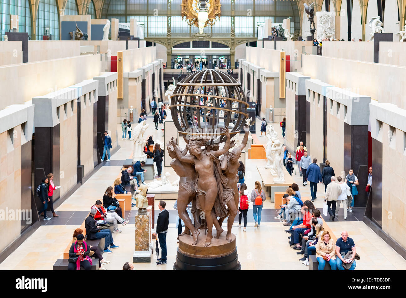 Paris, Frankreich, 15. Mai 2019 - Innenansicht Museum Musée d'Orsay in Paris, mit Besuchern auf dem Musee d'Orsay Stockfoto