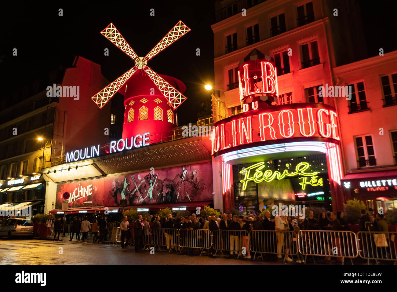 Paris, Frankreich, 15. Mai 2019 - Moulin Rouge ist eine berühmte wildmill und Kabarett 1889, Position im Pariser Rotlichtviertel Pigalle Stockfoto