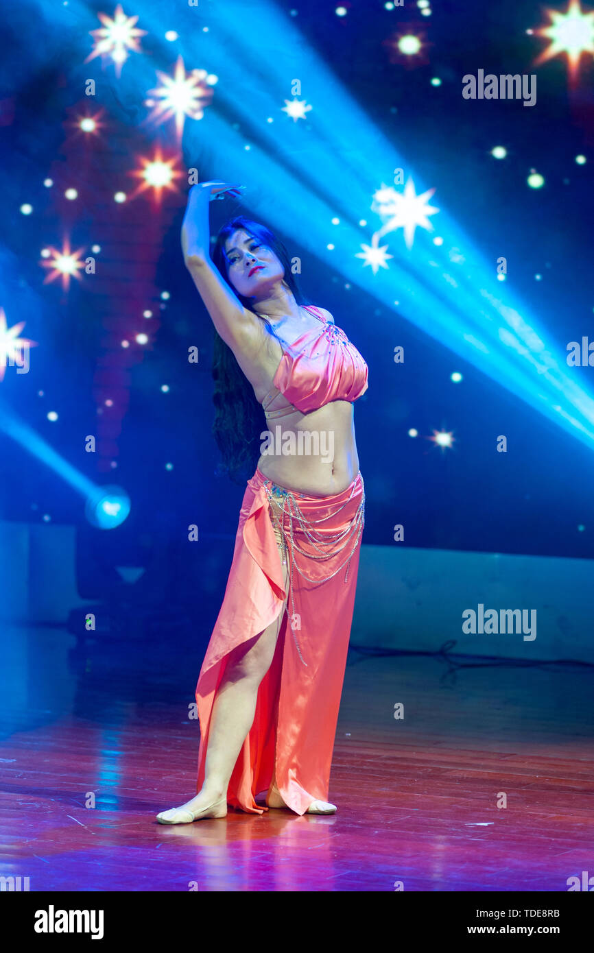 Foto in Nanjing 2019 schlanke Belly Dance 10-Jahres Bericht für Leistungsdaten Stockfoto