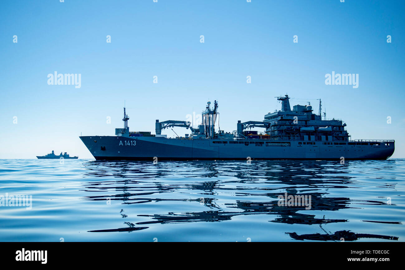 Bornholm, Dänemark. 14 Juni, 2019. Die task force Lieferant 'Bonn' reist über die Ostsee in der Nähe der dänischen Insel Bornholm. Das Schiff der Deutschen Marine nimmt Teil an der NATO-Manöver "Baltops" auf der Ostsee. Quelle: Axel Heimken/dpa/Alamy leben Nachrichten Stockfoto