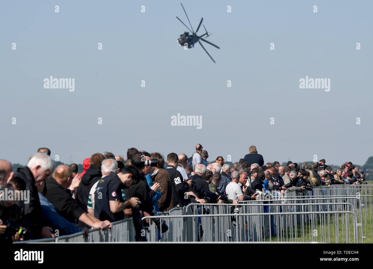 Jagel, Deutschland. 13. Juni, 2019. Besucher stand auf der Air Base Jagel zeigt die Funktionen von einem CH-53-Helikopter. Mehr als 40.000 Menschen sind in der Air Base in der Nähe von Schleswig für die 'Bundeswehr' erwartet. Credit: Carsten Rehder/dpa/Alamy leben Nachrichten Stockfoto