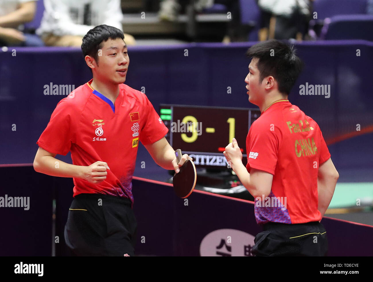 Sapporo, Japan. 15 Juni, 2019. Ventilator Zhendong und Xu Xin (L) von China Reagieren während der Herren Doppel Halbfinale gegen Liang Jingkun und Lin Gaoyuan an ITTF World Tour Platin Japan Open in Sapporo, Japan, am 15. Juni 2019. Xu Xin und Ventilator Zhendong gewann 3-0. Credit: Du Xiaoyi/Xinhua/Alamy leben Nachrichten Stockfoto