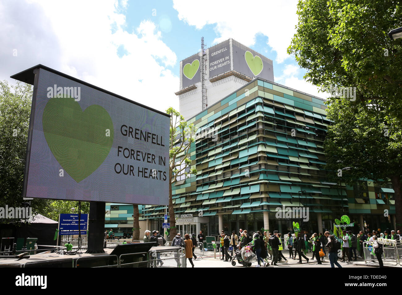 London, Großbritannien. 14 Juni, 2019. Die Grenfell Turm während des Gedenkens. Die Grenfell Turm zweiten Jahrestag Gedenkfeier des Hochhauses Feuer. Am 14. Juni 2017, kurz vor 1:00 Uhr brach ein Feuer in der Küche des vierten Stock an der 24-stöckige Residential Tower Block in Kensington, West London, die das Leben von 72 Menschen. Mehr als 70 weitere wurden verletzt und 223 Menschen geflohen. Credit: SOPA Images Limited/Alamy leben Nachrichten Stockfoto