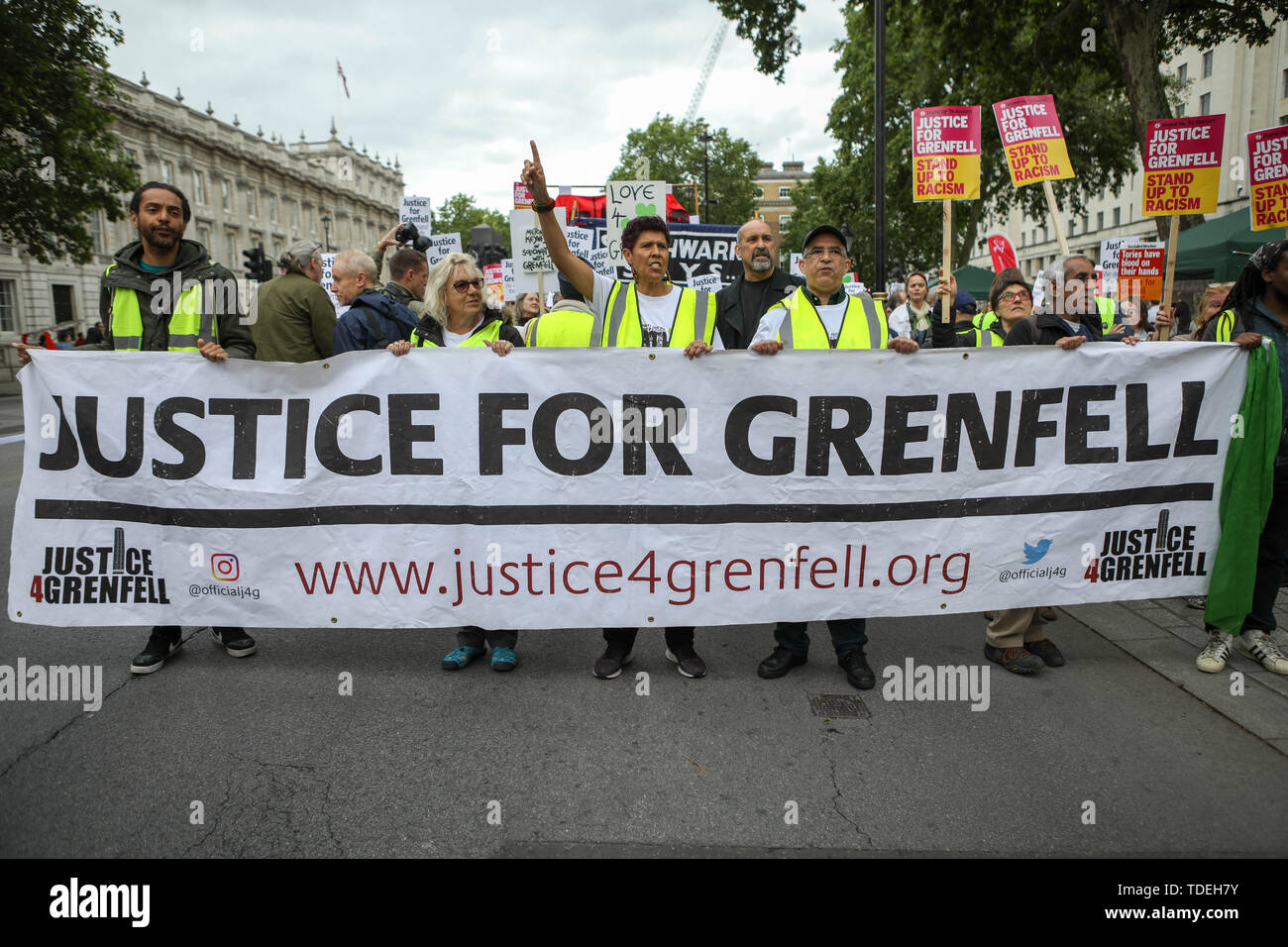 Westminster, London, Großbritannien. 15 Juni, 2019. Eine solidarität März Gerechtigkeit für die Grenfell Turm Tragödie 2017, bei der 72 Menschen starben, zu verlangen. Die März montiert in der Downing Street, bevor Sie im Home Office. Penelope Barritt/Alamy leben Nachrichten Stockfoto