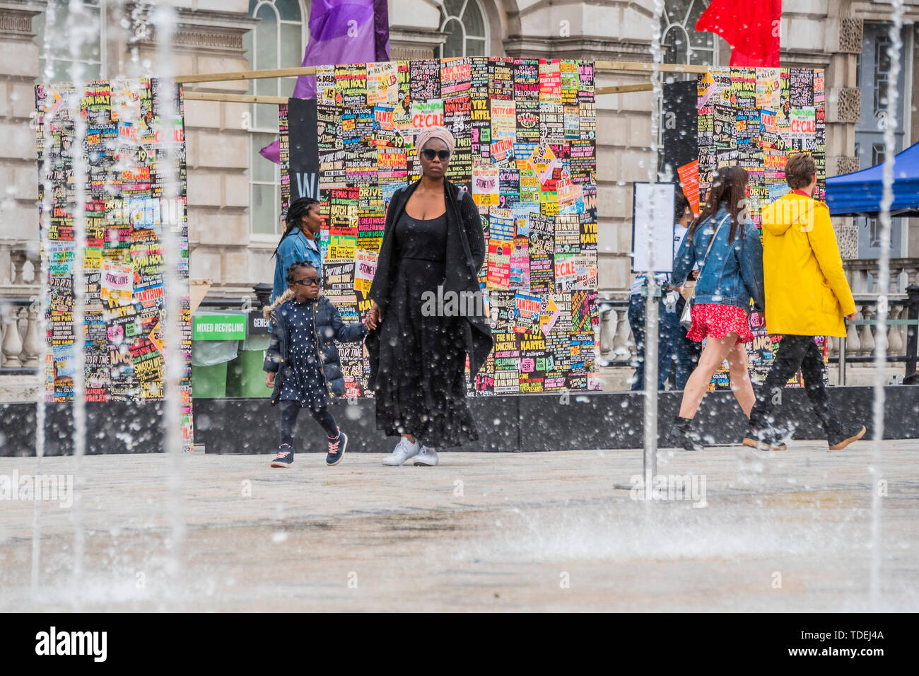 London, Großbritannien. 15 Juni, 2019. Es regnete nicht, aber das Wasser der Brunnen scheint unwiderstehlich für Besucher aller Altersgruppen - Somerset House Courtyard hosts Die WADADLI Tage & Nächte Feier, organisiert von TV-Koch Andi Oliver und Musikerin Neneh Cherry. Am nächsten Wochenende werden Sie auch nationale Windrush Tag Mark und sind Teil der Einführung von Sommer Ausstellungen Somerset House, Aufstehen, Bis jetzt (feiert die Auswirkungen von 50 Jahren schwarz Kreativität in Großbritannien und darüber hinaus) und "Kaleidoskop" stehen. Credit: Guy Bell/Alamy leben Nachrichten Stockfoto