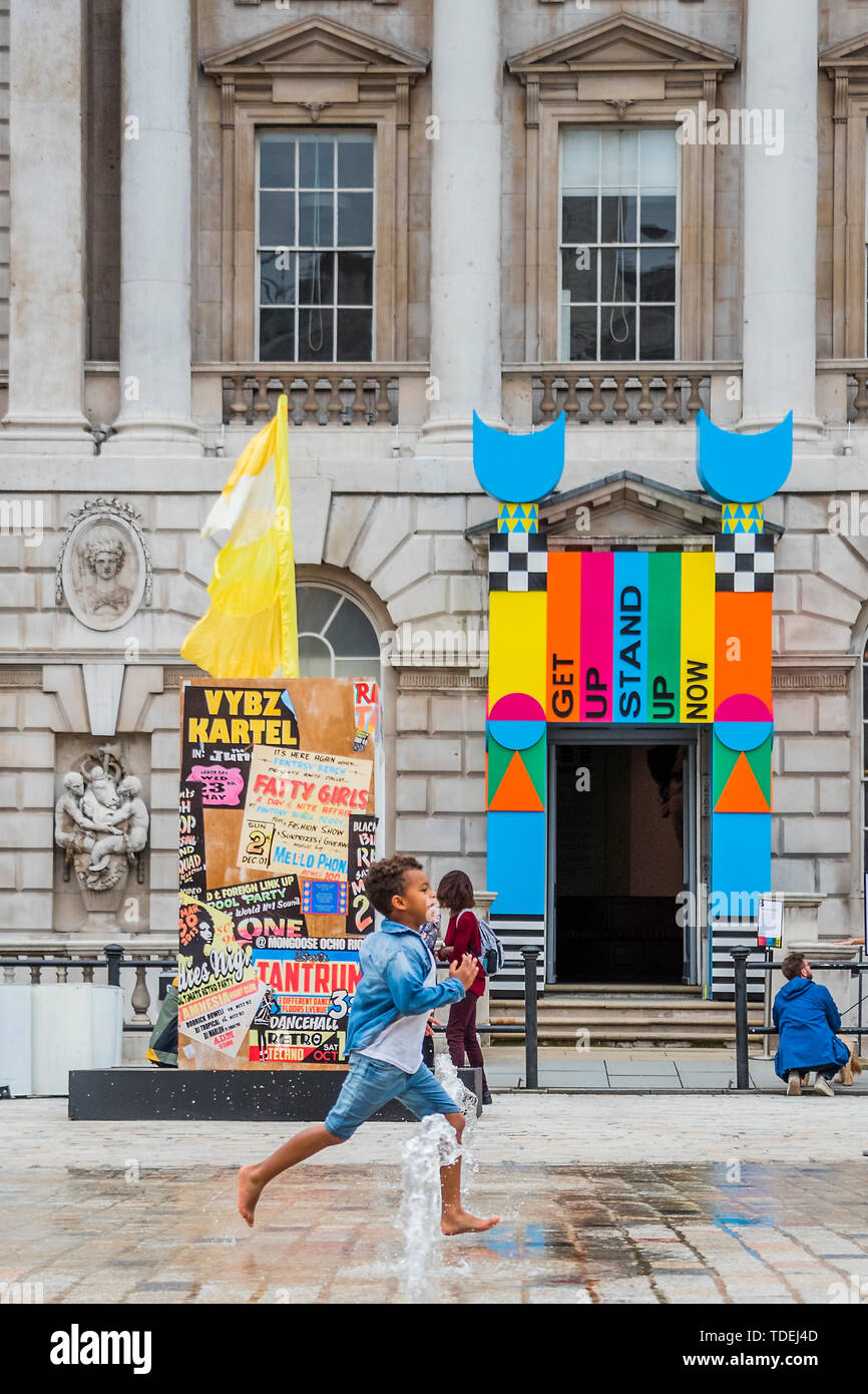 London, Großbritannien. 15 Juni, 2019. Es regnete nicht, aber das Wasser der Brunnen scheint unwiderstehlich für Besucher aller Altersgruppen - Somerset House Courtyard hosts Die WADADLI Tage & Nächte Feier, organisiert von TV-Koch Andi Oliver und Musikerin Neneh Cherry. Am nächsten Wochenende werden Sie auch nationale Windrush Tag Mark und sind Teil der Einführung von Sommer Ausstellungen Somerset House, Aufstehen, Bis jetzt (feiert die Auswirkungen von 50 Jahren schwarz Kreativität in Großbritannien und darüber hinaus) und "Kaleidoskop" stehen. Credit: Guy Bell/Alamy leben Nachrichten Stockfoto