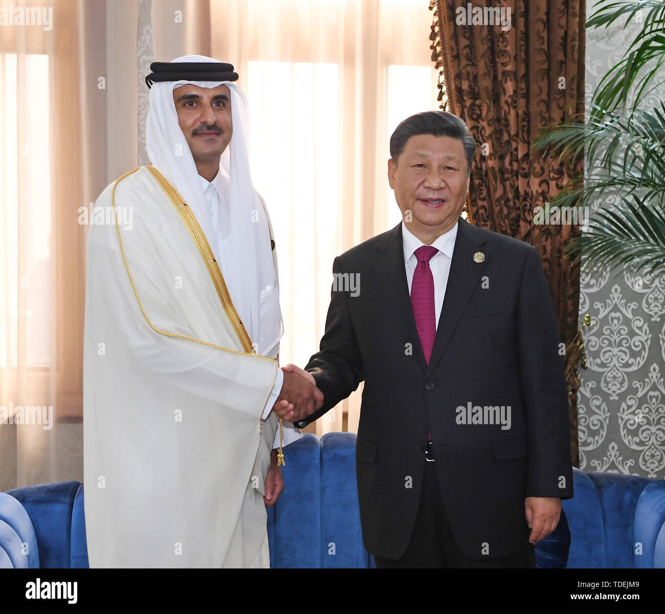 (190615) - DUSCHANBE, 15. Juni 2019 (Xinhua) - der chinesische Präsident Xi Jinping (R) trifft mit Qatari Emir Scheich Tamim Bin Hamad Al-Thani in Duschanbe, Tadschikistan, 15. Juni 2019. (Xinhua / Zhang Ling) Stockfoto