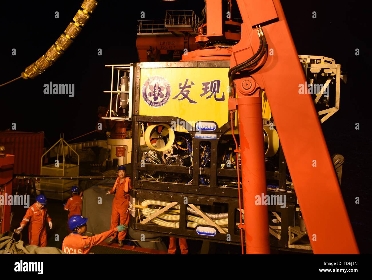 An Bord Kexue. 15 Juni, 2019. Foto am 15. Juni 2019 zeigt die Entdeckung, ein remote betriebenen Fahrzeug an Bord KEXUE, Rückkehr aus dem Meer im westlichen Pazifischen Ozean. China's Forschungsschiff KEXUE (Wissenschaft) beendete seine Untersuchung des Seamounts im Westen der Pazifische Ozean und begann am Samstag Abend zu segeln. KEXUE ist geplant in Xiamen in China Fujian Provinz am 23. Juni. Credit: Zhang Xudong/Xinhua/Alamy leben Nachrichten Stockfoto