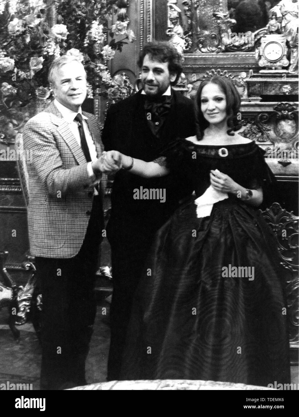 FRANCO ZEFFIRELLI mit Placido Domingo und TERESA STRATAS IN DEN STUDIEN VON CINECITTA' FÜR DIE PRÄSENTATION VON 'LA TRAVIATA' (MARCELLINO RADOGNA/Fotogramma, ROMA - 1982-01-21) ps das Foto ist verwendbar in Bezug auf den Kontext, in dem es aufgenommen wurde, und ohne beleidigende Absicht der Anstand des Volkes vertreten (MARCELLINO RADOGNA/Fotogramma, Foto Repertoire - 2019-06-15) p.s. La foto e 'utilizzabile nel rispetto del contesto in Cui e' Stata scattata, e senza intento diffamatorio del decoro delle Persone rappresentate Stockfoto