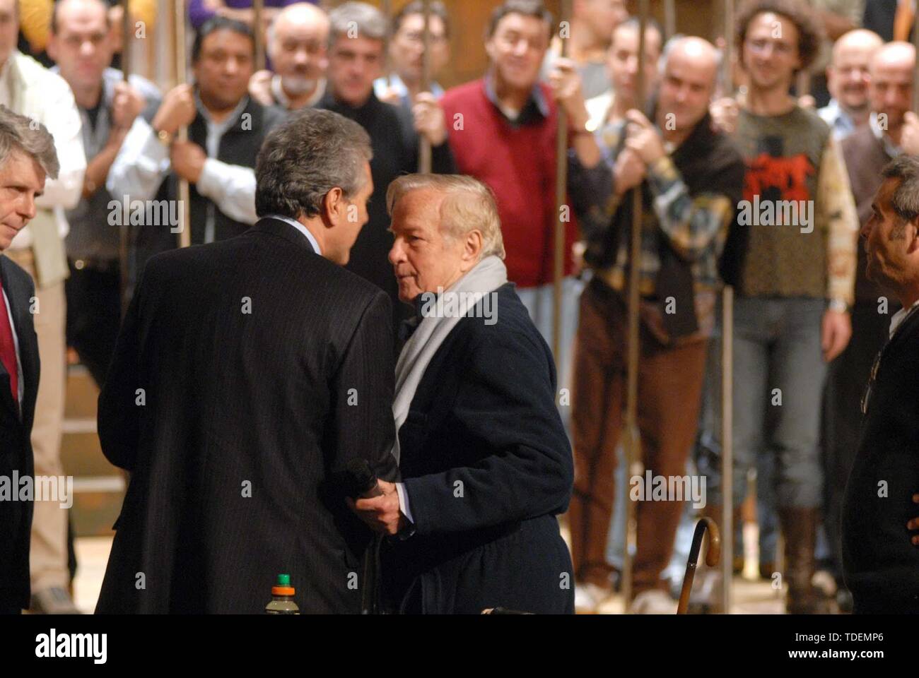 Besuch IM THEATER AN DEN MASSSTAB FÜR DIE TESTS DER VERTRETUNG DER AIDA - Francesco Rutelli, STEPHANE LISSNER UND FRANCO ZEFFIRELLI (LISSNER RUTELLI) (ROSSETTI/IPA/Fotogramma, Mailand - 2006-11-22) ps das Foto verwendet werden können, wobei der Kontext, in dem es aufgenommen wurde, und ohne beleidigende Absicht der Anstand der Personen vertreten (ROSSETTI/IPA/Fotogramma, Foto Repertoire - 2019-06-15) p.s. La foto e 'utilizzabile nel rispetto del contesto in Cui e' Stata scattata, e senza intento diffamatorio del decoro delle Persone rappresentate Stockfoto