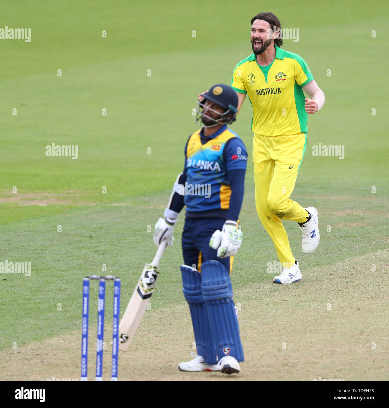 London, Großbritannien. 15 Juni, 2019. Kane Richardson von Australien feiert die wicket von Dimuth Karunaratne von Sri Lanka während der Sri Lanka v Australien, ICC Cricket World Cup match, Am Kia Oval, London, England. Credit: Cal Sport Media/Alamy leben Nachrichten Stockfoto