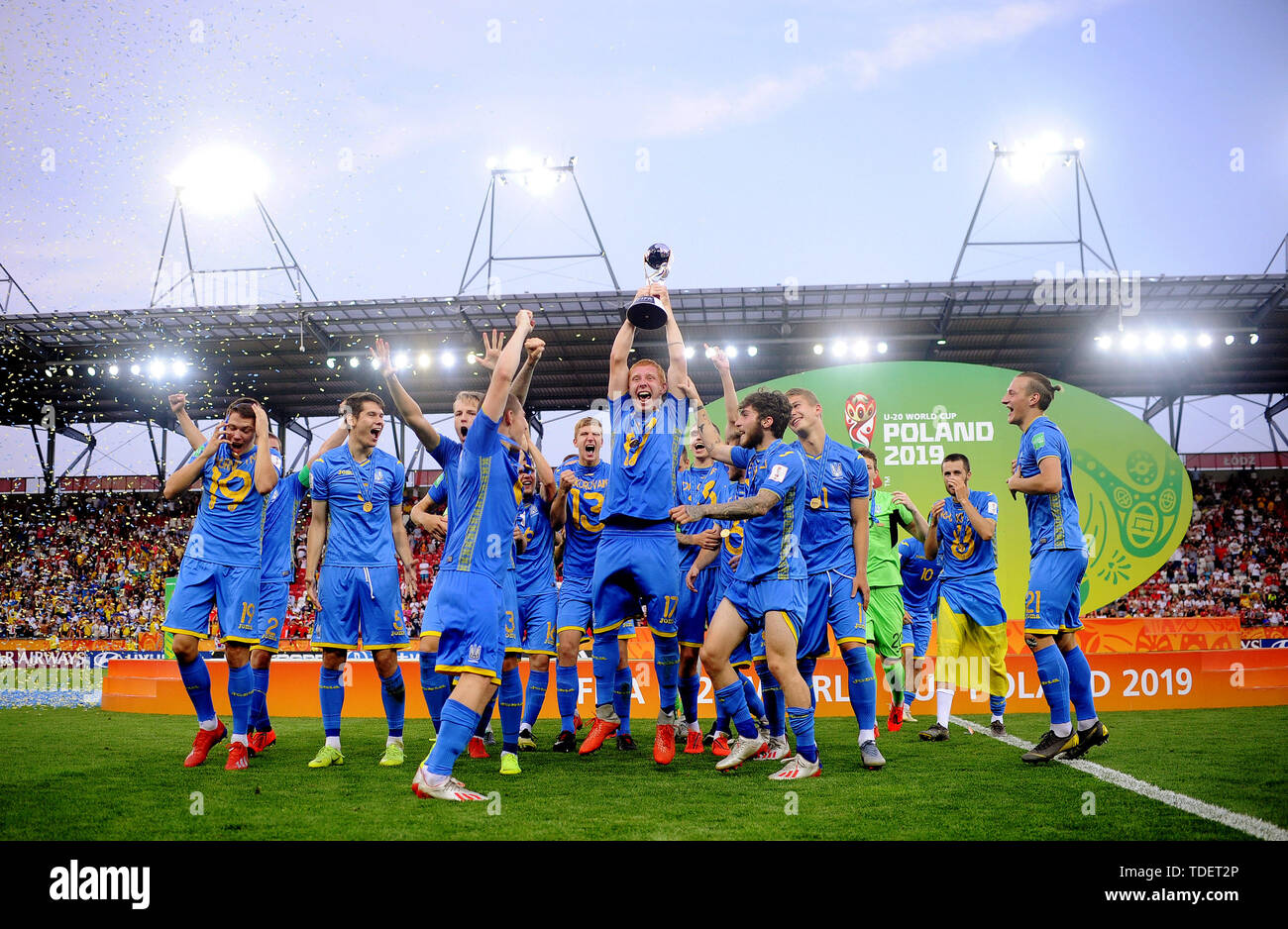 Lodz, Polen. 15 Juni, 2019. Yukhym Konoplia (C, vorne) der Ukraine wirft die Trophäe, nachdem die FIFA U-20 WM-Finale zwischen der Ukraine und Südkorea in Lodz, Polen, 15. Juni 2019. Die Ukraine gewann 3-1, um die Meisterschaft zu gewinnen. Credit: Rafal Rusek/Xinhua/Alamy leben Nachrichten Stockfoto