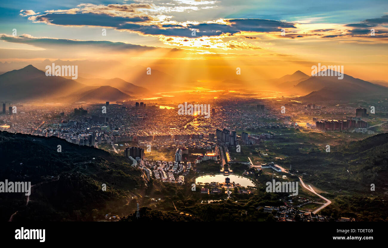 Vor der Morgendämmerung, es kletterte auf die Spitze des Berges, um den Sonnenaufgang zu schießen, Jesus Licht. Stockfoto