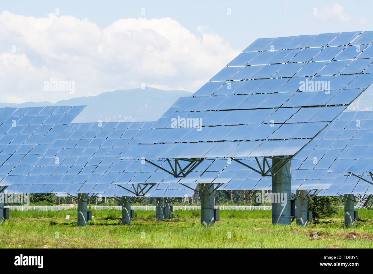 Solarmodul produziert Grün, umweltfreundliche Energie aus Stockfoto