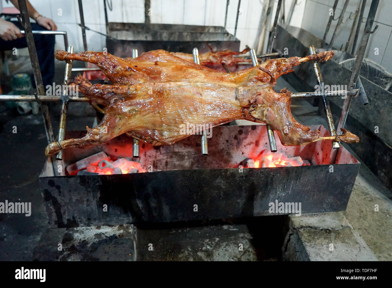 Gebratene ganze Schafe auf dem Ofen Stockfotografie - Alamy