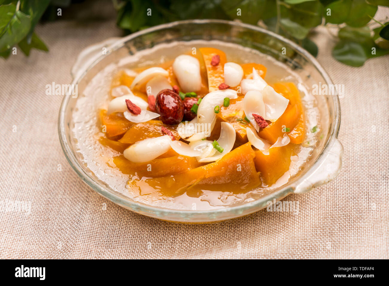 Kürbis gedünsteter Lily chinesische Wolfsbeere Kopfsalat Stockfoto