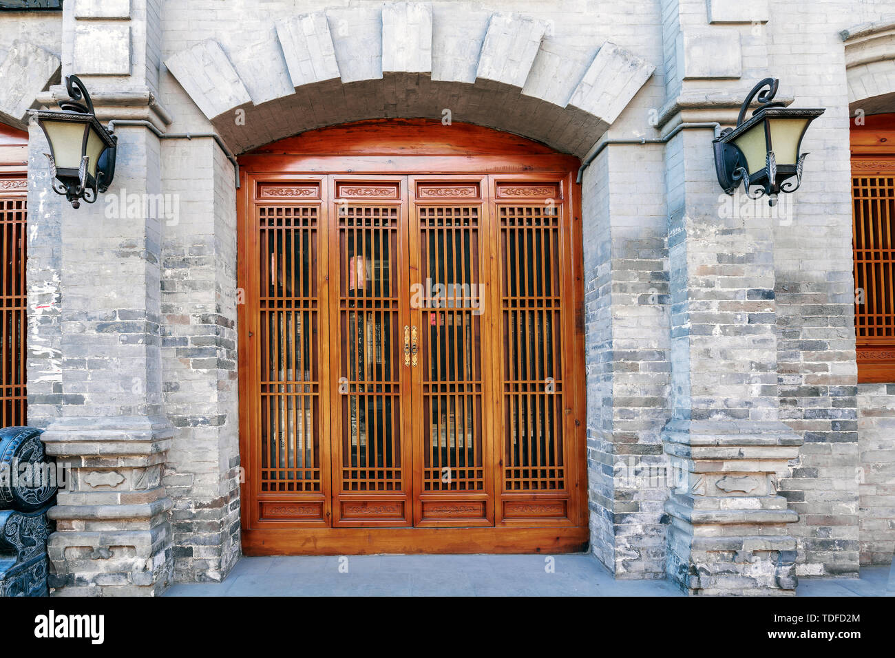 Chinesische Türen und Fenster, im Osten Straße Residenz in der alten Stadt Pingyao, Shanxi Provinz fotografiert. Stockfoto