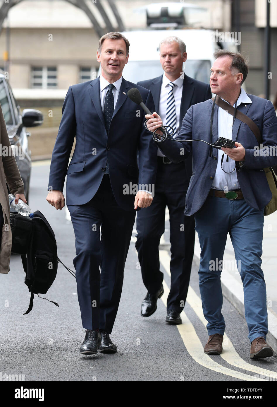 Konservative Partei Führung Kämpfer Jeremy Hunt (Mitte) kommen für die konservative National Convention Meeting im Park Plaza Riverbank Hotel in Central London. Stockfoto