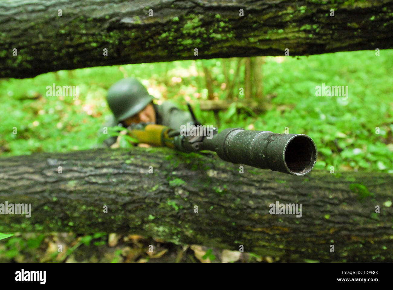 Ein reenactment WWII ära Wehrmacht Soldaten bewaffnet mit Mauser Karabiner 98k mit Gewehr Granatwerfer Gewehrgranatengerät oder Schiessbecher in Wolfs L Stockfoto