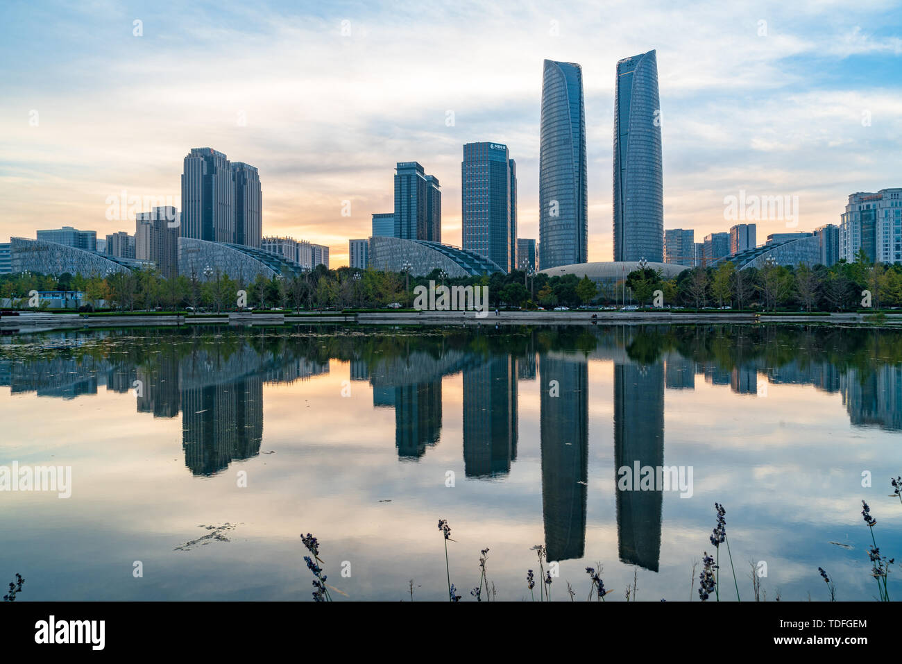 Chengdu Tianfu Finanzplatz am Abend Reflexion Stockfoto