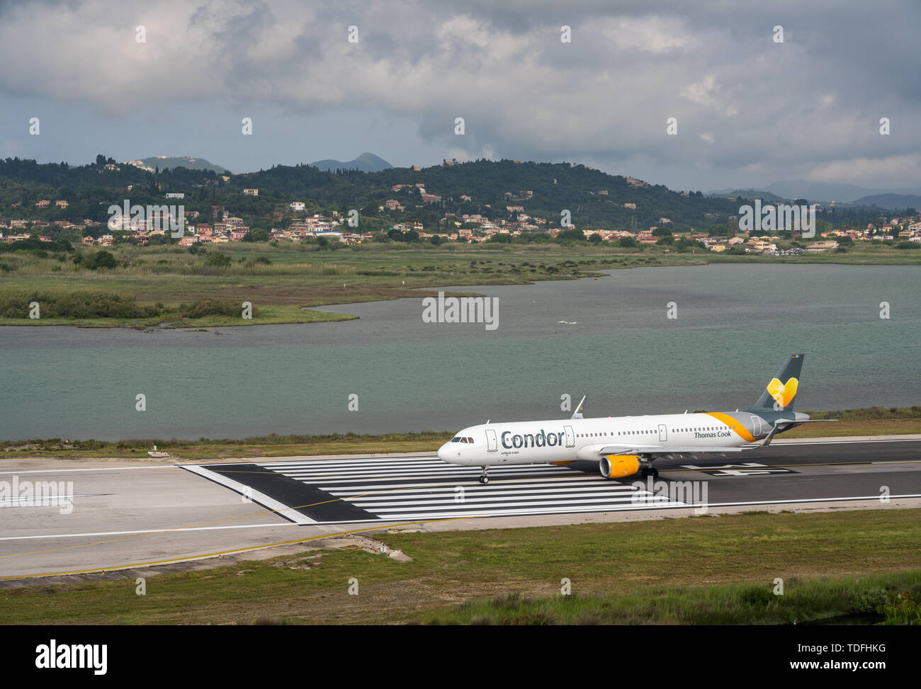 Airbus A321 der Condor und Thomas Cook auf der Piste in Korfu Stockfoto