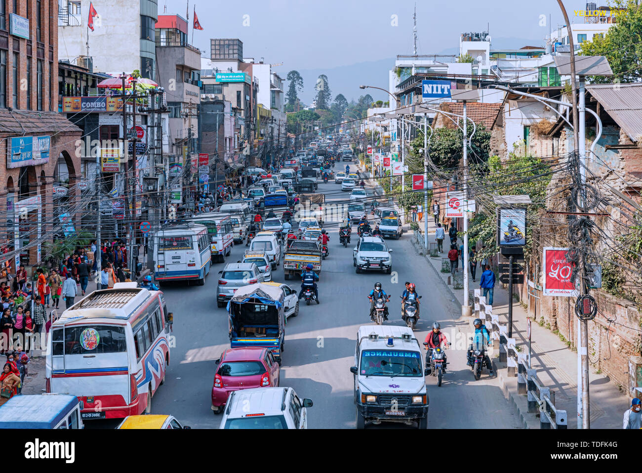 Kathmandu, Nepal - Oct 10, 2018: Blick in den dichten Verkehr auf einer der Hauptstraßen, Straße in Kathmandu, Nepal. Stockfoto