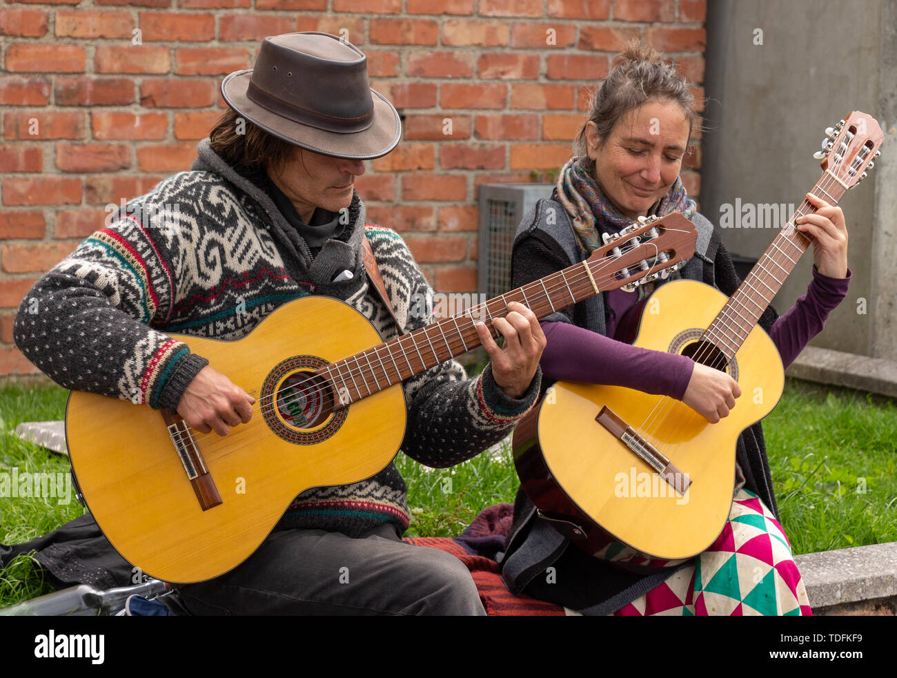 Männliche und weibliche spielen akustische Gitarren Stockfoto