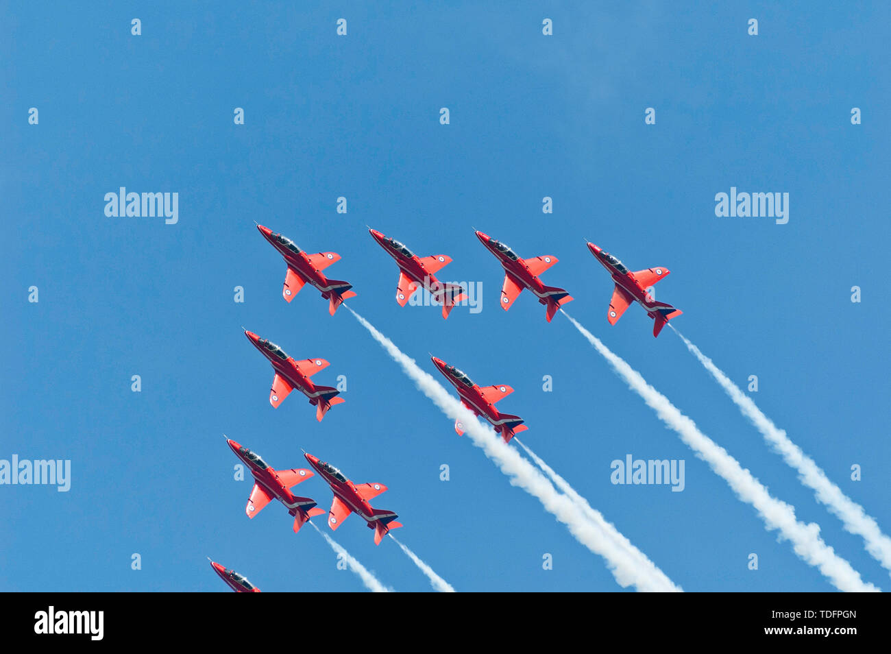 Rote Pfeile fliegen während Marine Tag am Fluss Dart in Dartmouth, Devon, Großbritannien, am 31. August 2007. Stockfoto