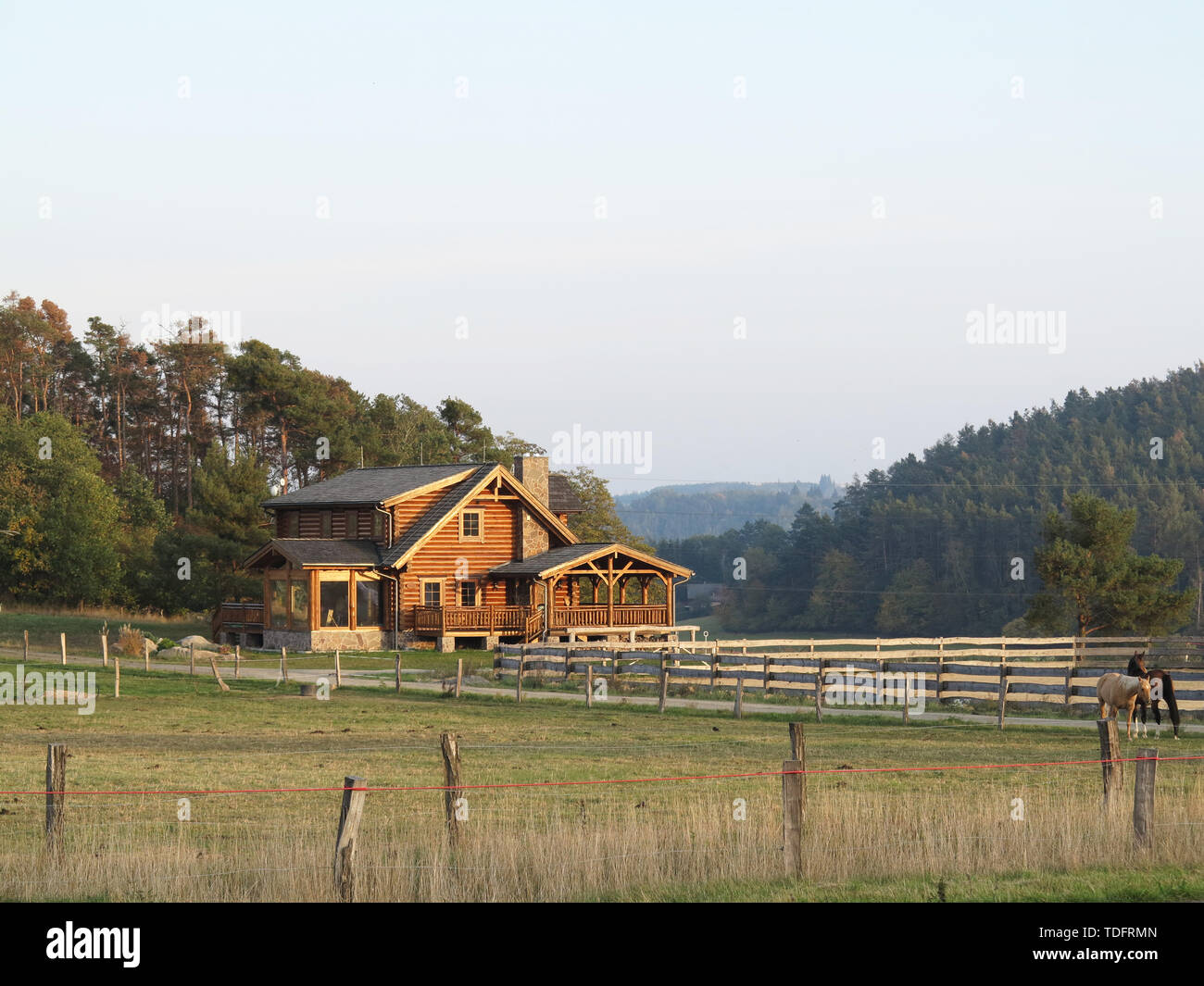 Holzzaun um einen hölzernen Hütte auf einer Ranch Stockfoto