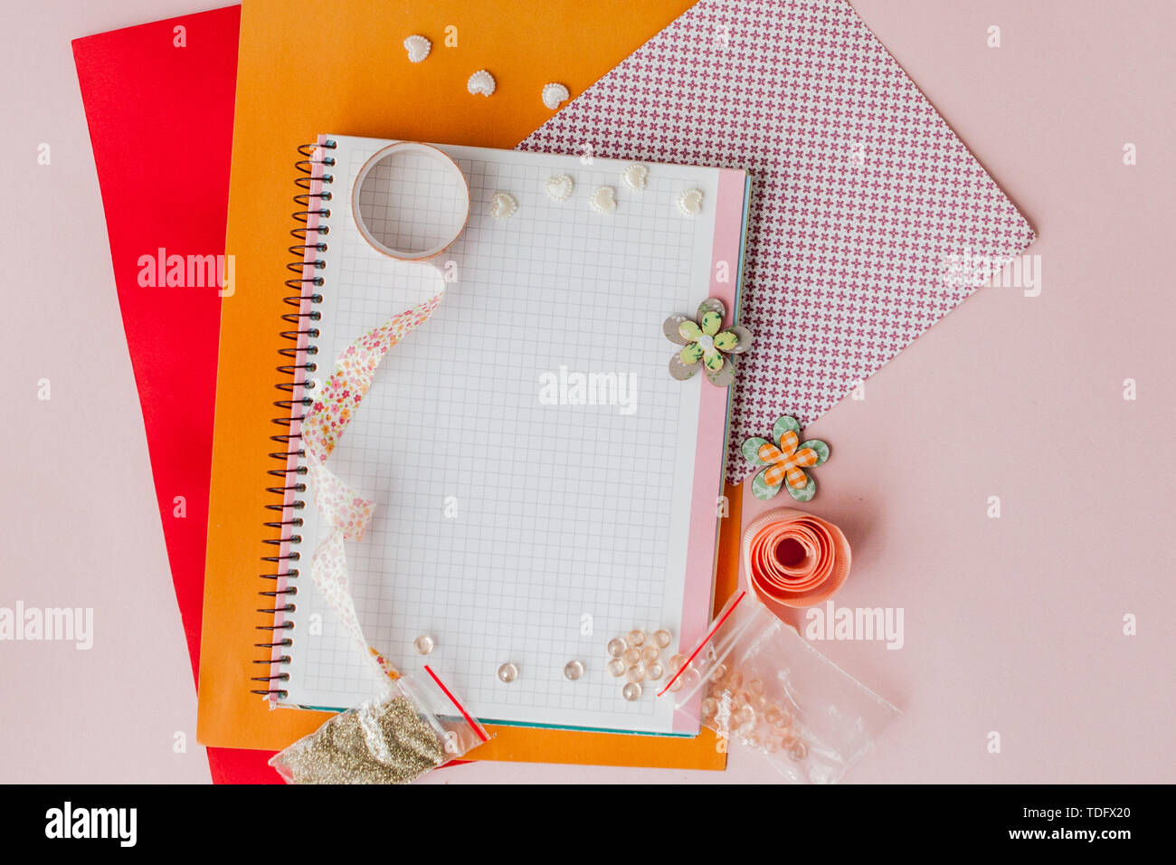 Für Scrapbooking, kreative messs, Scotch für Scrapbooking. rosa Hintergrund Stockfoto