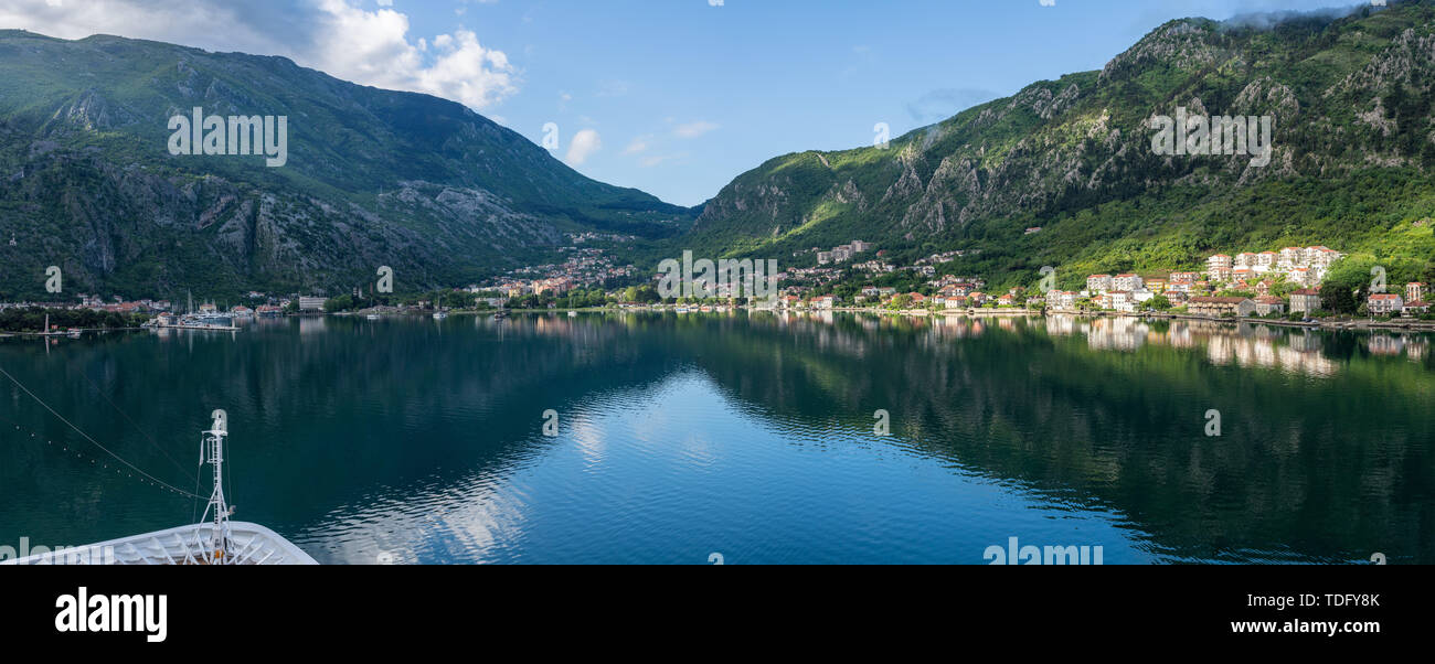 Nähert sich in der Bucht von Kotor in Montenegro Boka oder Stockfoto