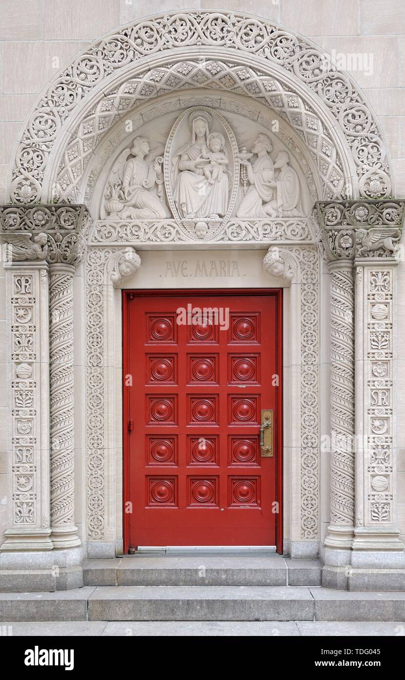 Arch Steinfangmulde mit schönen Muster in New York City Manhattan Street.. Stockfoto