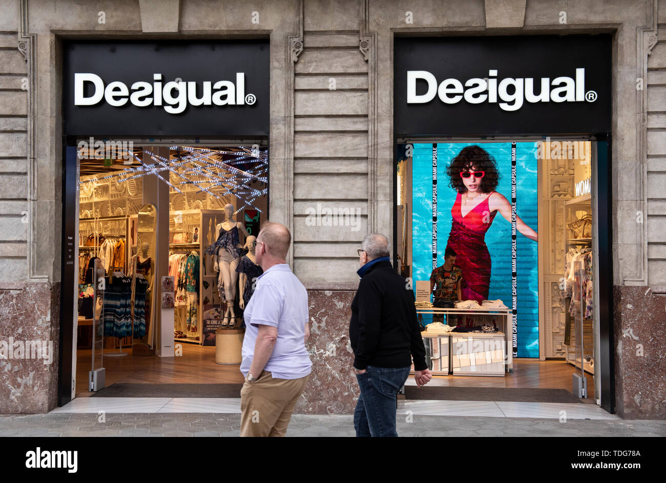 Fußgänger Pass durch die spanischen Kleidung Marke Desigual Store in Spanien  Stockfotografie - Alamy