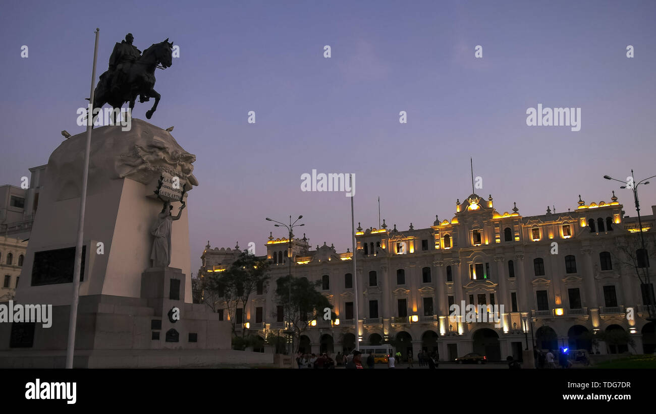 LIMA, PERU - Juni, 12, 2016: Dämmerung schoss der Statue und historische Gebäude an der Plaza San Martin in Lima, Peru Stockfoto