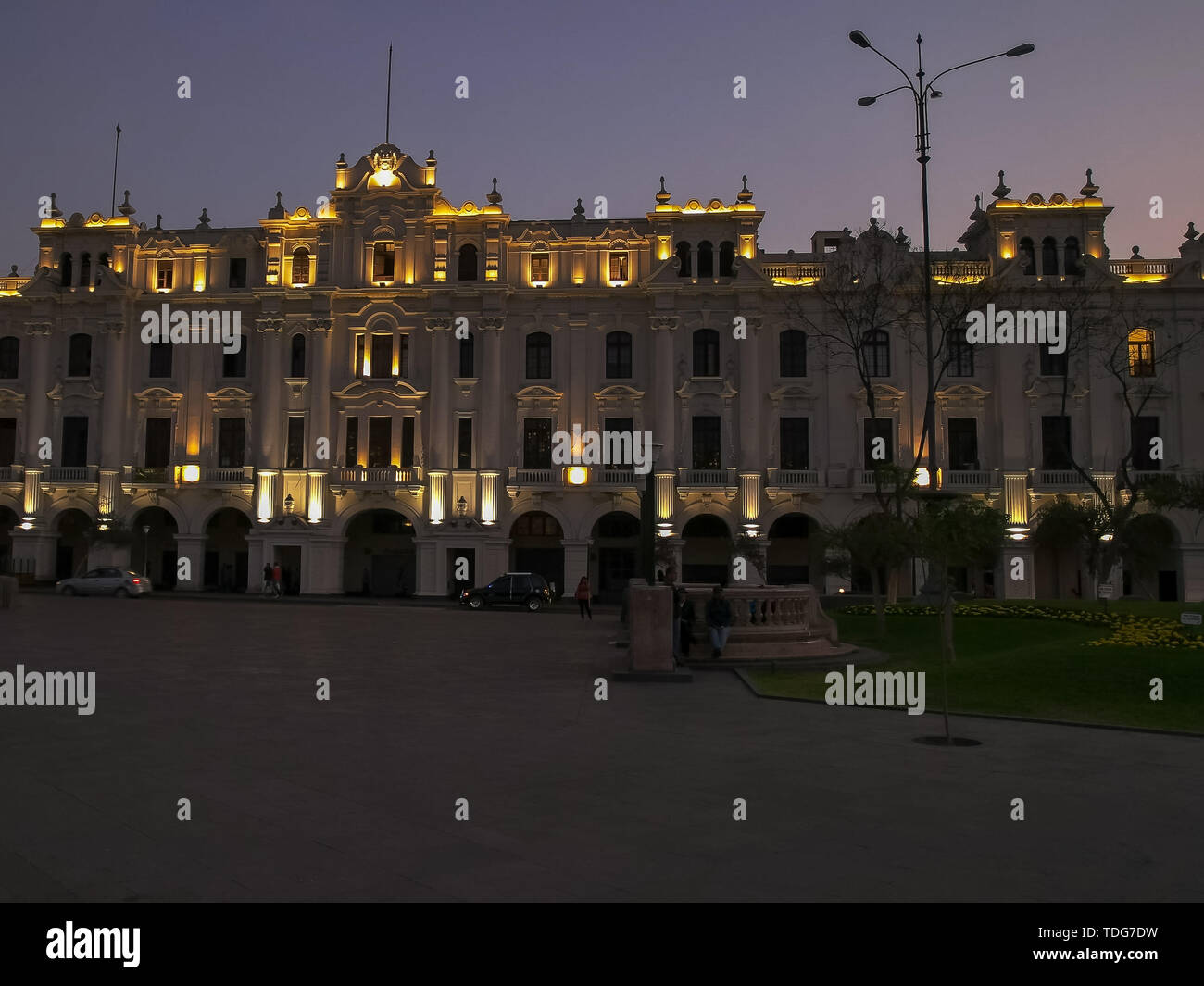 LIMA, PERU - Juni, 12, 2016: Abend geschossen von einem alten Gebäude an der Plaza San Martin in Lima, Peru Stockfoto