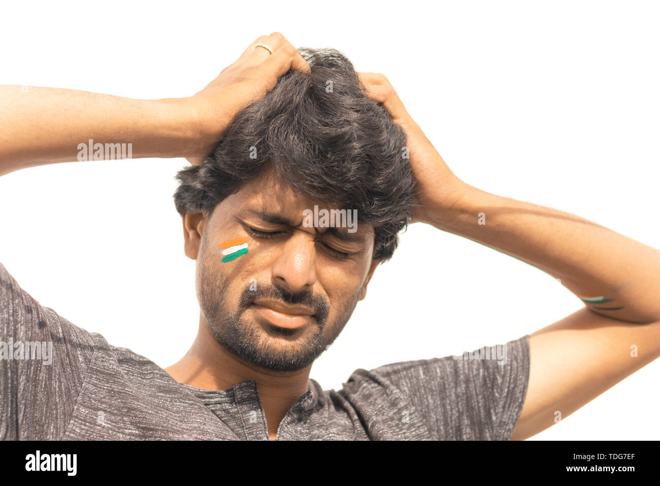 Closeup Shot, traurigen Ausdruck der männlichen Indische Cricket Sport Ventilator mit gemalten indische Flagge auf dem Gesicht, isolierten Hintergrund Stockfoto