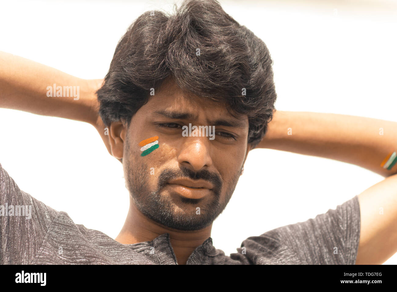 Closeup Shot, traurigen Ausdruck der männlichen Indische Cricket Sport Ventilator mit gemalten indische Flagge auf dem Gesicht, isolierten Hintergrund Stockfoto