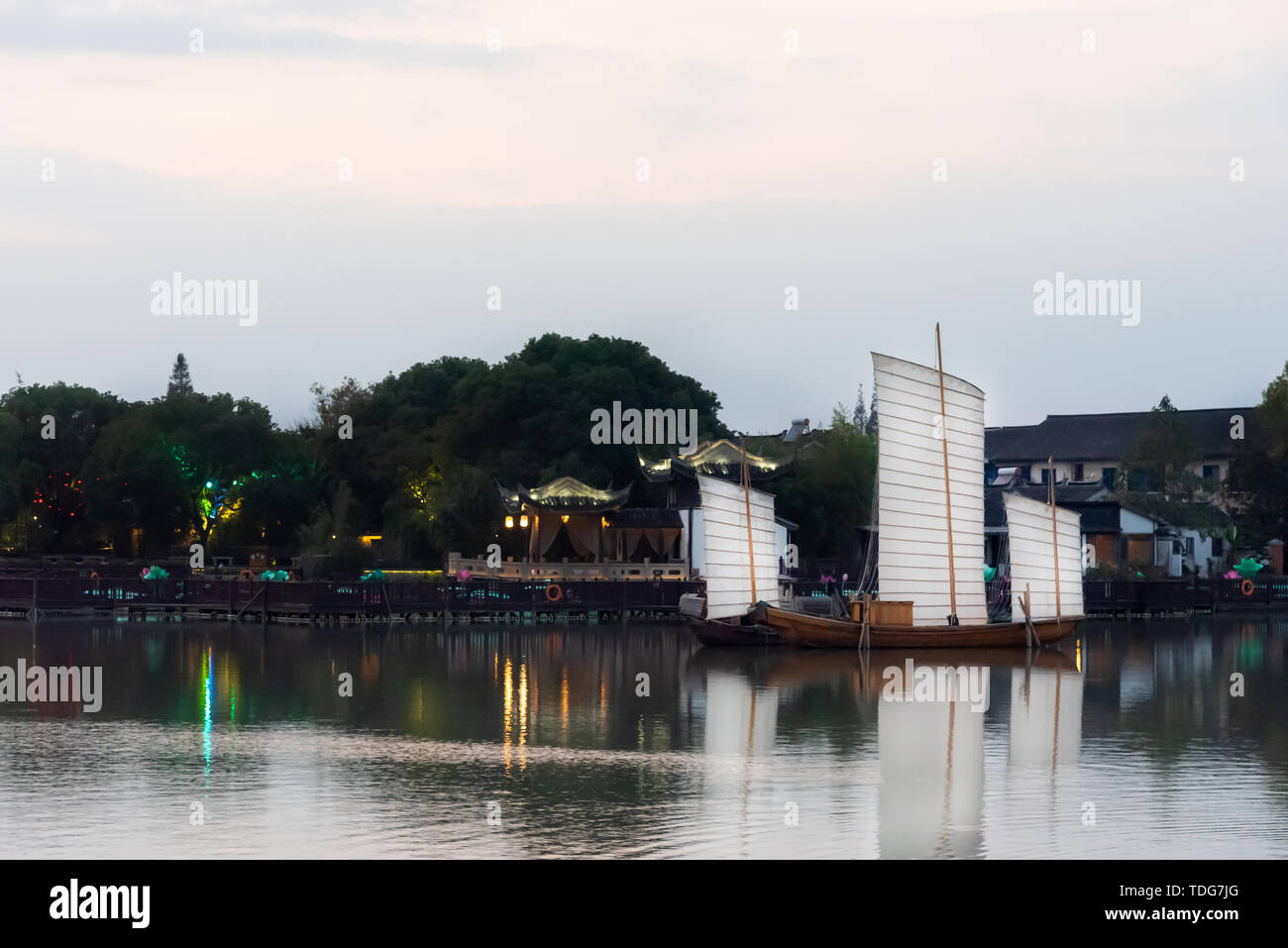 Ein Segelboot auf der Oberfläche von South Lake in der antiken Stadt Nantong Stockfoto