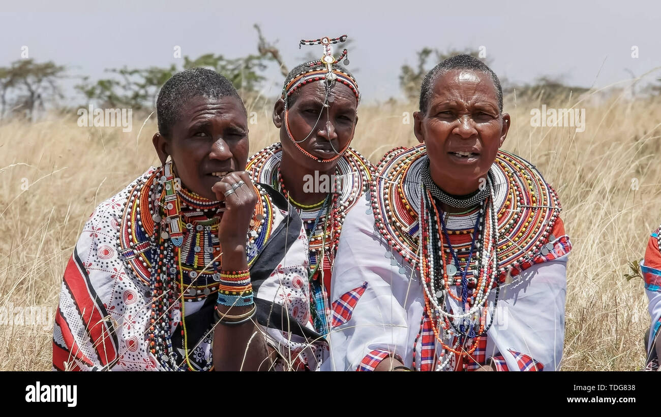 Die Masai Mara, Kenia - 26, August, 2016: Nahaufnahme von drei Maasai Frauen in traditioneller Kleidung an koiyaki Guiding school Graduation Day in Kenia Stockfoto