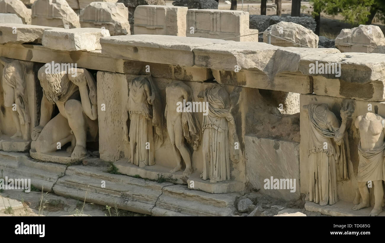 Aus nächster Nähe erschossen von geschnitzten Reliefs im Theater des Dionysos in Athen, Griechenland Stockfoto