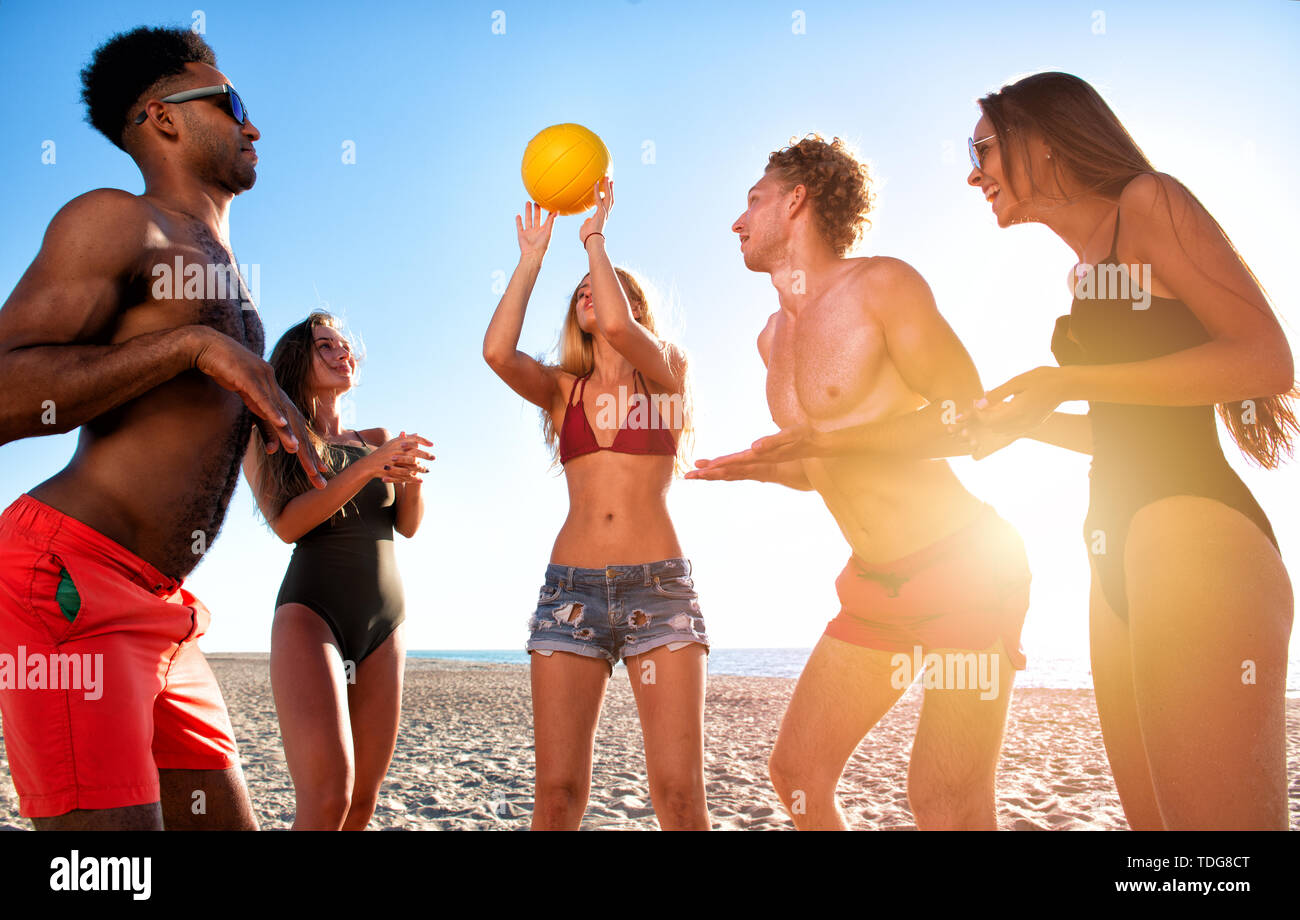 Gruppe von Freunden zu Beach-Volleyball am Strand spielen Stockfoto