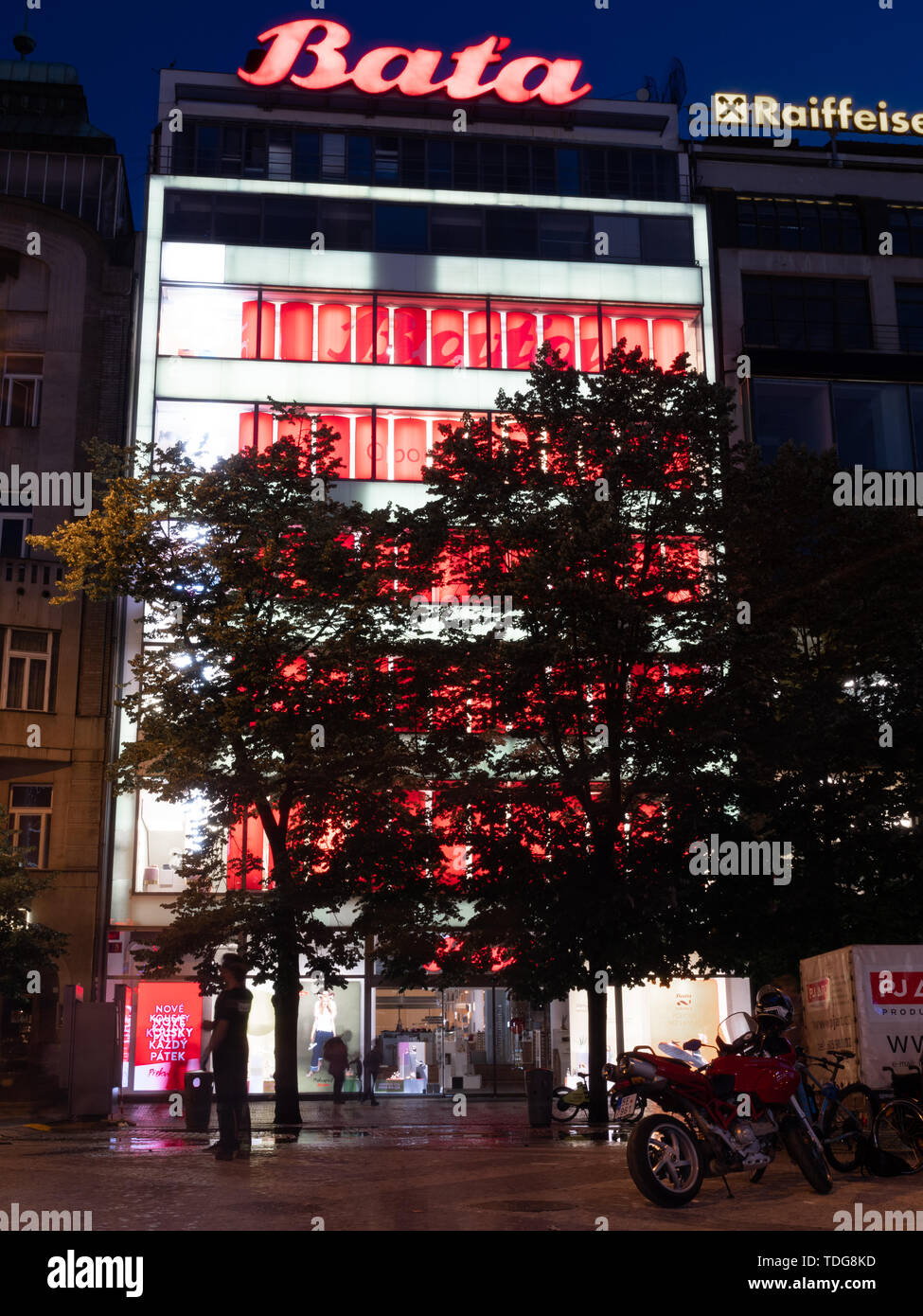 Prag, tschechische Republik - 8. Juni 2019: funktionalistische Bata Kaufhaus in der Nacht auf dem Wenzelsplatz. Ein Wahrzeichen der modernen Bauhaus-stil und Funktionalismus. Stockfoto