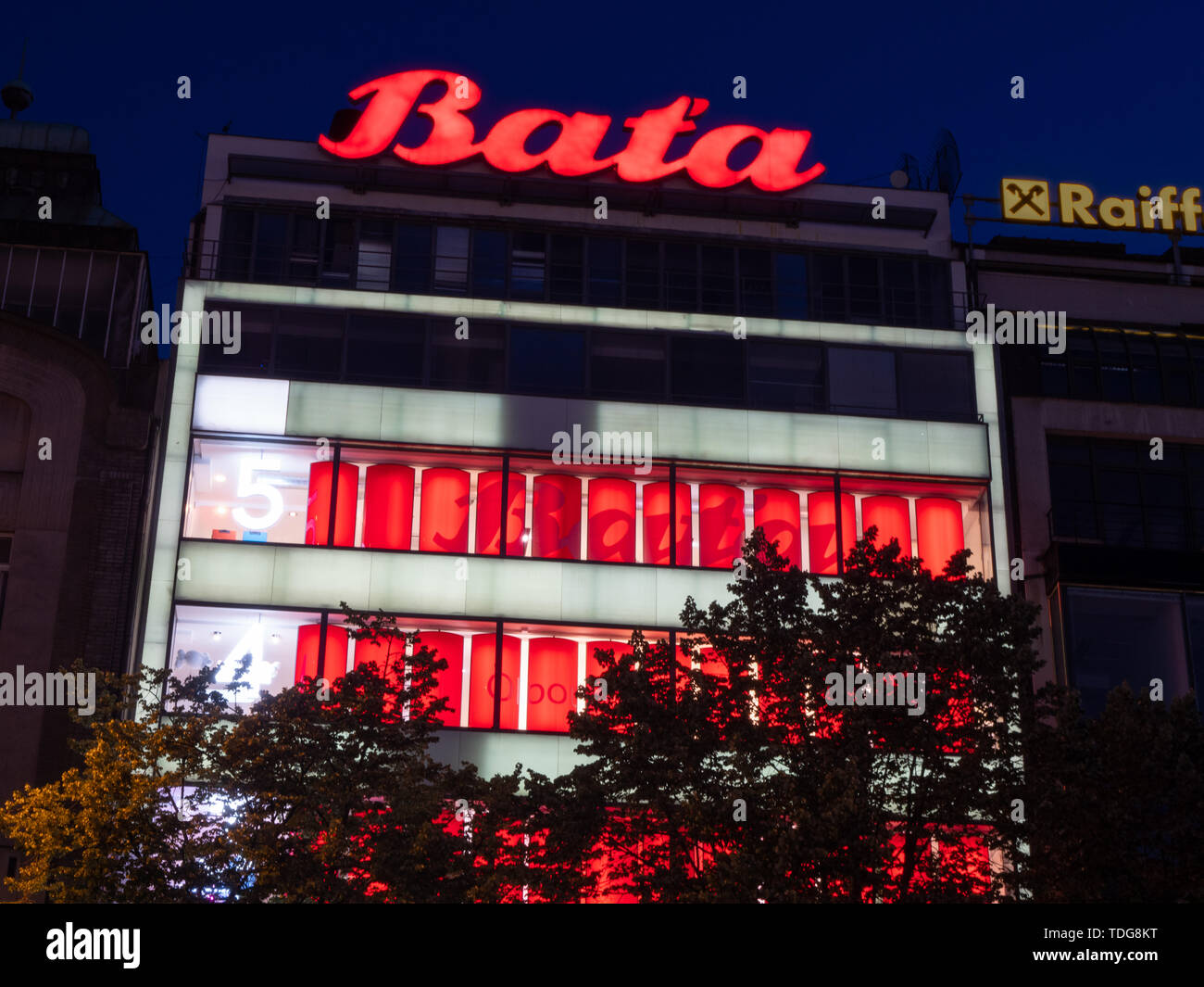 Prag, tschechische Republik - 8. Juni 2019: funktionalistische Bata Kaufhaus in der Nacht auf dem Wenzelsplatz. Ein Wahrzeichen der modernen Bauhaus-stil und Funktionalismus. Stockfoto