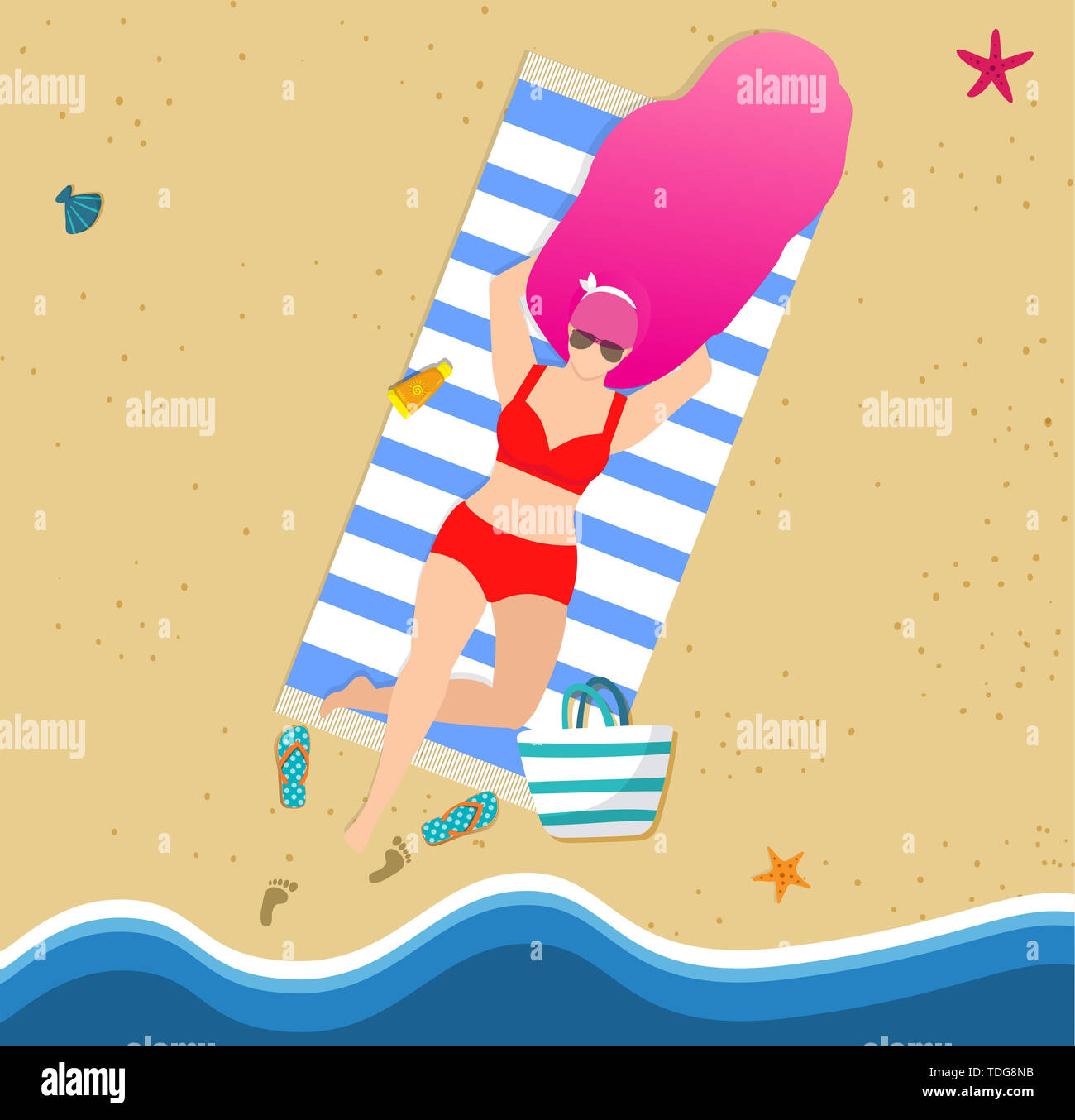 Gerben Frau am Strand. Schöne Mädchen in der Sonnenbrille und roter Bikini Entspannen auf sandigen Küste. Sommer Freizeitaktivitäten, Resort Freizeit. Weibliche Figur Stockfoto