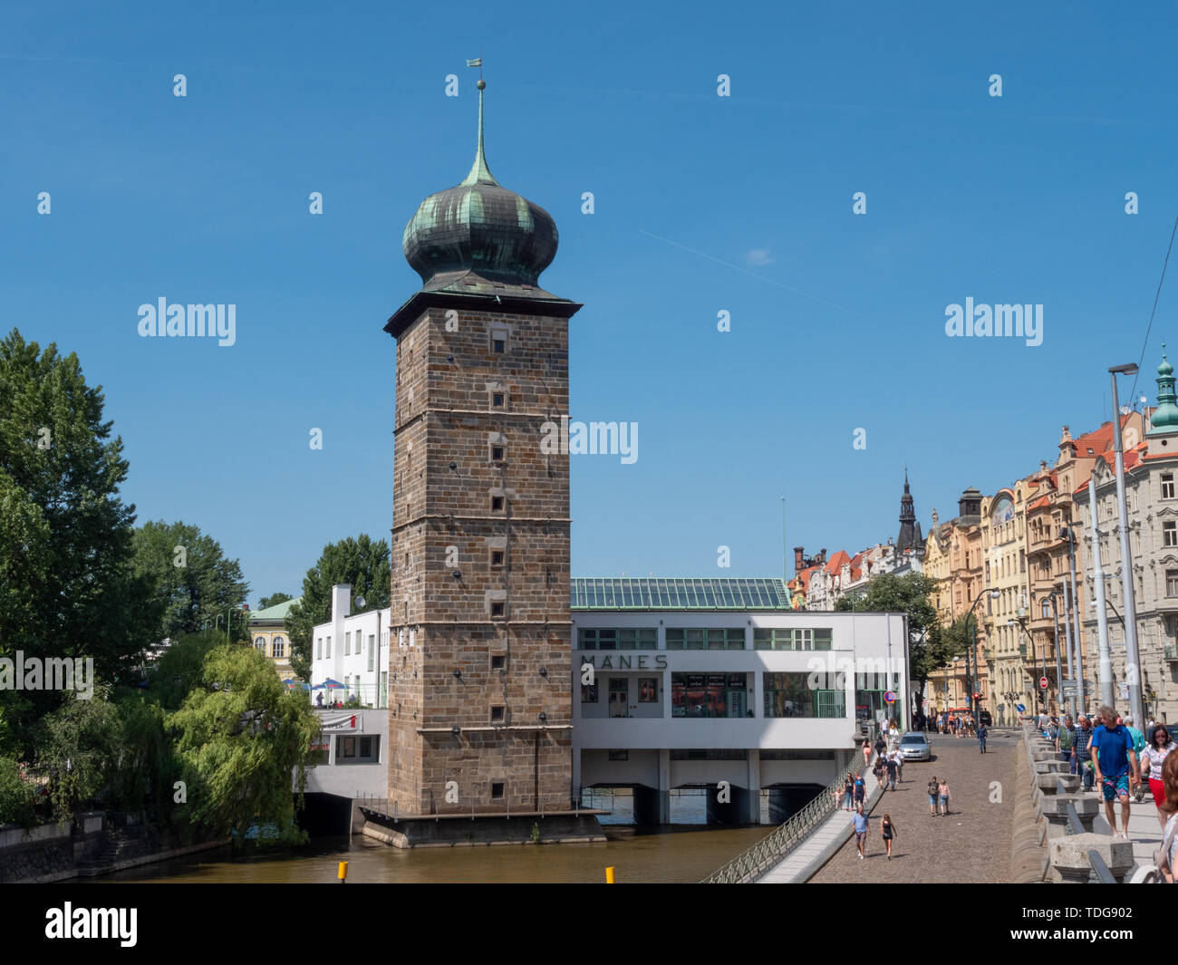 Prag, tschechische Republik - 9. Juni 2019: funktionalistische Manes Galerie an der Moldau. Ein Wahrzeichen der modernen Bauhaus-stil und Funktionalismus. Stockfoto
