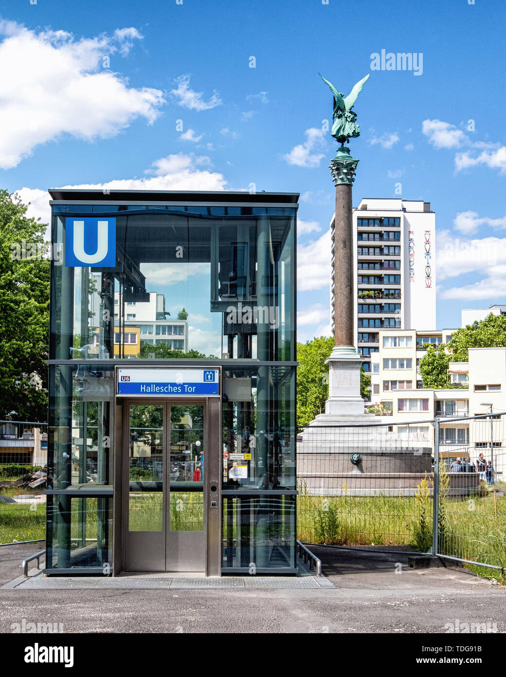 Berlin-Kreuzberg. Hallesches Tor U-Bahn U-Bahn Eingang am Mehringplatz. 19. Jahrhundert Statue von Victoria, Symbol des Sieges und Friedens Stockfoto