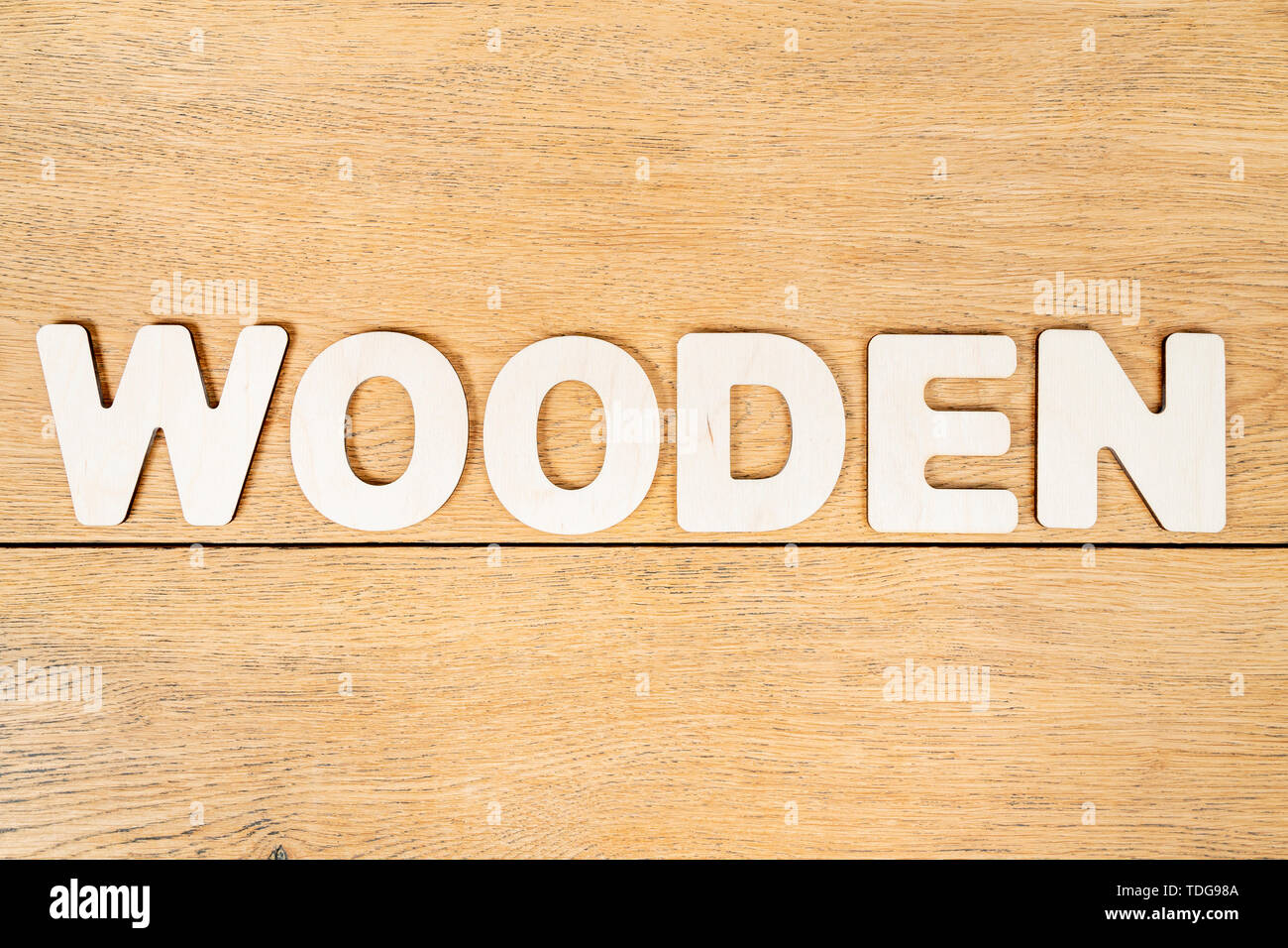 Holz- Wort aus Holz Buchstaben auf einem alten Tisch Stockfoto